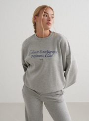 Damska bluza dresowa miękka, luźna, z okrągłym dekoltem Wellness szary melanż. Szare bluzy damskie Aim'n, m, bez wzorów, z bawełny, bez ramiączek, bez kaptura. Za 339.00 zł.