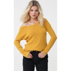 Żółty Sweter Emmie. Żółte swetry nierozpinane damskie Born2be, l, bez wzorów, bez kołnierzyka, bez ramiączek. Za 69.99 zł.