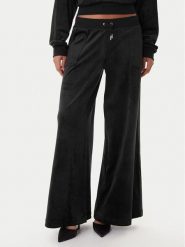 Juicy Couture Spodnie dresowe JCBBJ225803 Czarny Wide Leg. Czarne spodnie dresowe damskie Juicy Couture, bez wzorów, z bawełny. Za 349.99 zł.