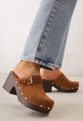 Brązowe Klapki Chodaki na Słupku z Cholewką z Nitami i Paskiem z Klamerką Jinnor. Brązowe klapki damskie Renee, w ażurowe wzory, boho, bez obcasa, na obcasie, bez zapięcia. Za 109.99 zł.