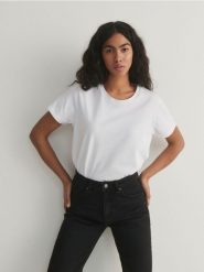 Jeansy straight - czarny. Czarne jeansy damskie Reserved, bez wzorów, z jeansu. W wyprzedaży za 69.99 zł.