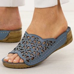 Niebieskie ażurowe skórzane klapki damskie T.Sokolski L225. Niebieskie klapki damskie Sokolski, na lato, w ażurowe wzory, z materiału, klasyczne, bez obcasa, na koturnie, bez zapięcia. Za 249.00 zł.