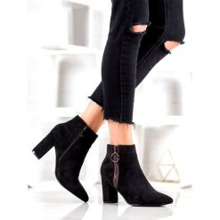 Small Swan Zamszowe Botki Na Suwak czarne. Czarne botki damskie Small Swan, bez wzorów, z zamszu, eleganckie, bez obcasa, bez zapięcia. Za 109.00 zł.
