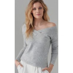 Sweter z dekoltem carmen - Szary. Szare swetry nierozpinane damskie Mohito, l, bez wzorów, bez kołnierzyka, bez ramiączek. Za 119.99 zł.