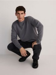 Gładki sweter z bawełną - ciemnoszary. Szare swetry męskie Reserved, l, bez wzorów, z bawełny, bez kołnierzyka, bez ramiączek. W wyprzedaży za 59.99 zł.