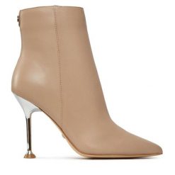 Botki Guess. Brązowe botki damskie Guess, z aplikacjami, bez obcasa, na szpilce, bez zapięcia. Za 849.99 zł.