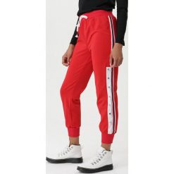 Czerwone Spodnie Stonyfell. Czerwone spodnie dresowe damskie Born2be, bez wzorów, z dresówki, sportowe, długie. Za 49.99 zł.