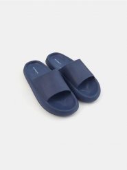 Klapki na platformie - granatowy. Niebieskie klapki męskie Sinsay, bez wzorów, bez zapięcia. Za 39.99 zł.