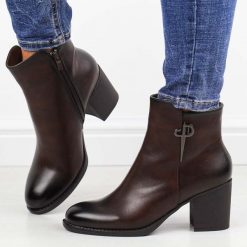 Brązowe botki damskie na słupku M.Daszyński Sa250-4. Brązowe botki damskie M.Daszyński, na jesień, bez wzorów, z materiału, eleganckie, bez obcasa, na obcasie, bez zapięcia. Za 219.00 zł.
