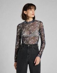 LEE PRINTED TEE DAMSKA BLUZKA Z DŁUGIM RĘKAWEM W KWIATKI BLACK L42ERA01 112140076. Czarne bluzki damskie Lee, l, bez wzorów, bez kołnierzyka, bez ramiączek. Za 89.99 zł.