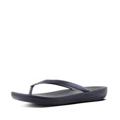 Klapki damskie FitFlop Iqushion Ergonomic TPU. Czarne klapki damskie Flip Flop, na lato, bez wzorów, z materiału, bez obcasa, bez zapięcia. Za 148.90 zł.