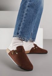 Brązowe Klapki Chodaki z Imitacji Zamszu z Klamrą Aklinera. Brązowe klapki damskie Born2be, bez wzorów, z jeansu, eleganckie, bez obcasa, na płaskiej podeszwie, bez zapięcia. Za 69.99 zł.