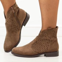 Brązowe zamszowe ażurowe botki damskie S.Barski 8151. Brązowe botki damskie S.BARSKI, na jesień, w ażurowe wzory, z jeansu, boho, z okrągłym noskiem, bez obcasa, na płaskiej podeszwie, bez zapięcia. Za 239.00 zł.