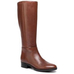 Oficerki Geox. Brązowe kozaki damskie Geox, bez wzorów, bez obcasa, na płaskiej podeszwie, bez zapięcia. Za 549.99 zł.