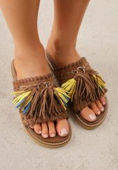 Brązowe Klapki VICES na Płaskiej Podeszwie w Stylu Boho z Frędzlami Averathla. Brązowe klapki damskie Renee, na lato, z aplikacjami, z denimu, boho, bez obcasa, na płaskiej podeszwie, bez zapięcia. Za 119.99 zł.