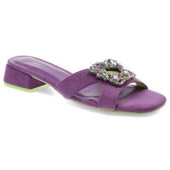 Fioletowe Klapki Manbur Eleganckie Obuwie Damskie. Fioletowe klapki damskie Menbur, z aplikacjami, eleganckie, bez obcasa, na obcasie, bez zapięcia. Za 219.00 zł.
