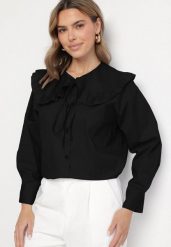 Czarna Bawełniana Koszula Retro z Ozdobnym Kołnierzykiem i Wiązaniem Ravselina. Czarne koszule damskie Born2be, uniwersalny, bez wzorów, z bawełny, eleganckie, bez kołnierzyka, bez ramiączek. Za 99.99 zł.