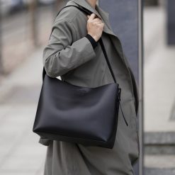 Shopper Solier FL40 Ellise czarna. Czarne shopperki damskie Solier, bez wzorów, ze skóry, na ramię, bez dodatków. Za 359.00 zł.