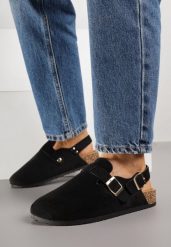 Czarne Sandały w Stylu Chodaków Ozdobione Klamrami Qyrraya. Czarne sandały damskie Born2be, bez wzorów, bez obcasa, na płaskiej podeszwie, bez zapięcia. Za 69.99 zł.
