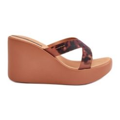 Klapki Damskie Na Koturnie 83520 Ipanema High Fashion Slide Fem Brązowe. Brązowe klapki damskie bez wzorów, casualowe, bez obcasa, na koturnie, bez zapięcia. Za 308.70 zł.