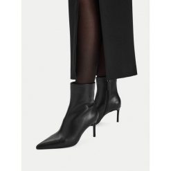 Botki GINO ROSSI. Czarne botki damskie Gino Rossi, bez wzorów, bez obcasa, na szpilce, bez zapięcia. Za 349.99 zł.