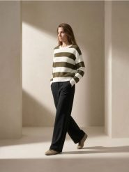 Sweter w paski z bufiastymi rękawami z wiskozy - zielony. Zielone swetry nierozpinane damskie Sinsay, l, bez wzorów, z wiskozy, bez kołnierzyka, bez ramiączek. Za 49.99 zł.