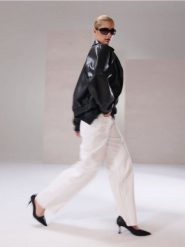 Jeansy wide leg mid waist z krzyżowanym pasem - biały. Białe jeansy damskie Sinsay, bez wzorów, z jeansu. Za 69.99 zł.