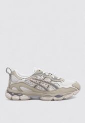 Buty trekkingowe Asics GEL-NYC RGD Białe. Białe obuwie trekkingowe damskie Asics, z materiału, bez zapięcia. Za 701.45 zł.