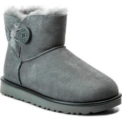 Buty UGG - W Mini Bailey Button II Metallic 1019031 W/Gys. Szare śniegowce damskie UGG, ze skóry, bez zapięcia. Za 819.00 zł.