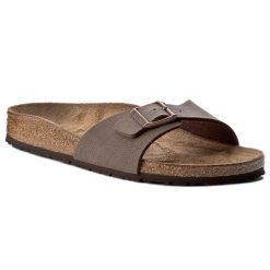 Klapki Birkenstock. Brązowe klapki damskie Birkenstock, bez wzorów, bez obcasa, bez zapięcia. Za 399.99 zł.