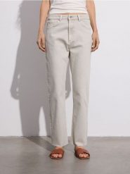 Jeansy straight - beżowy. Brązowe jeansy damskie Reserved, bez wzorów, z bawełny. W wyprzedaży za 49.99 zł.