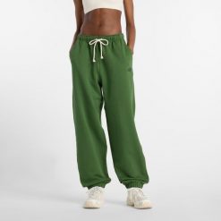 Spodnie damskie New Balance WP41513DAE – zielone. Zielone spodnie dresowe damskie New Balance, bez wzorów, z bawełny, klasyczne, z podwyższonym stanem. Za 379.99 zł.