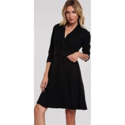 Czarna Sukienka Wherewith. Czarne sukienki damskie Renee, do pracy, l, bez wzorów, z materiału, biznesowe, bez kołnierzyka, bez ramiączek, midi, kopertowe. Za 109.99 zł.