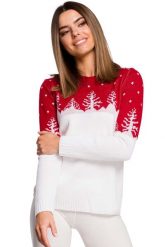 Sweter z Motywem Choinek -- Czerwony. Czerwone swetry nierozpinane damskie MOE, uniwersalny, bez wzorów, z materiału, bez kołnierzyka, bez ramiączek. Za 211.90 zł.
