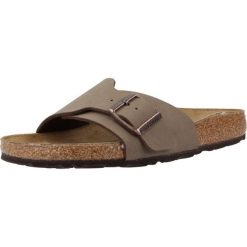 Klapki damskie Birkenstock Catalina. Brązowe klapki damskie Birkenstock, bez wzorów, z materiału, bez obcasa, bez zapięcia. Za 535.00 zł.