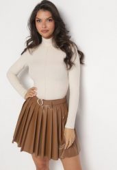 Jasnobeżowy Sweter Golf o Dopasowanym Kroju Ryler. Brązowe swetry nierozpinane damskie Born2be, m, z aplikacjami, z jeansu, klasyczne, bez kołnierzyka, bez ramiączek. Za 89.99 zł.