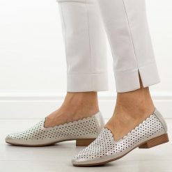 Srebrne skórzane półbuty damskie M.Daszyński Ol50-2. Szare półbuty damskie M.Daszyński, na lato, w ażurowe wzory, ze skóry, casualowe, z okrągłym noskiem, bez obcasa, na płaskiej podeszwie, bez zapięcia. Za 219.00 zł.