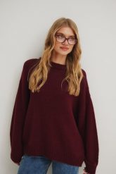 Sweter oversize z bufiastym rękawem w kolorze MARSALA - RIVERO-UNI. Swetry nierozpinane damskie Marsala, na lato, bez wzorów, z wełny, bez kołnierzyka, bez ramiączek. W wyprzedaży za 99.96 zł.