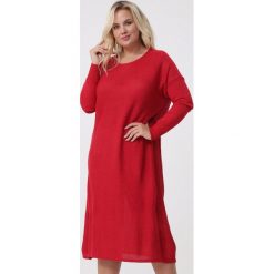 Czerwona Sukienka Cali. Czerwone sukienki damskie Born2be, na jesień, xl, bez wzorów, z dzianiny, bez kołnierzyka, bez ramiączek, oversize. Za 99.99 zł.
