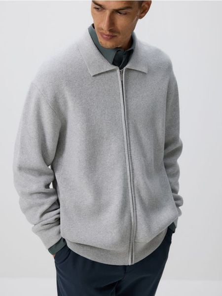 Rozpinany sweter z kołnierzem - jasnoszary. Szare swetry męskie Reserved, l, bez wzorów, z bawełny, bez kołnierzyka, bez ramiączek. W wyprzedaży za 89.99 zł.