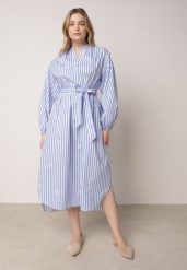 Niebieska Pudełkowa Sukienka z Bawełny Zdobiona Haftem i Wiązanym Paskiem Nahssa. Niebieskie sukienki damskie Born2be, na co dzień, m, z aplikacjami, z bawełny, casualowe, bez kołnierzyka, bez ramiączek, maxi, proste. Za 189.99 zł.