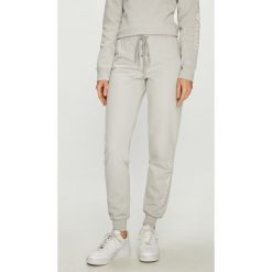 Emporio Armani - Spodnie. Szare spodnie materiałowe damskie Emporio Armani, bez wzorów, z bawełny, casualowe. W wyprzedaży za 299.90 zł.
