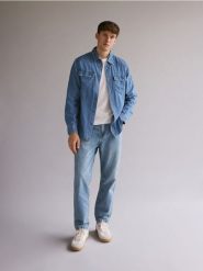 Denimowa koszula regular fit - niebieski. Niebieskie koszule męskie Reserved, l, bez wzorów, z denimu, bez kołnierzyka, bez ramiączek. W wyprzedaży za 49.99 zł.