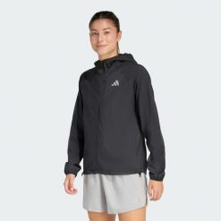 Kurtka adi365 Running Essentials. Czarne kurtki sportowe damskie Adidas, s, bez wzorów, z materiału, bez ramiączek, bez kaptura, do biegania. Za 299.00 zł.
