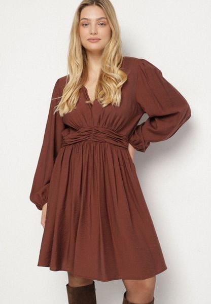 Brązowa Rozkloszowana Sukienka z Marszczeniem w Talii i Dekoltem w Serek Salindea. Brązowe sukienki damskie Born2be, na co dzień, plus size, bez wzorów, eleganckie, bez kołnierzyka, plus size, bez ramiączek, midi, rozkloszowane. Za 139.99 zł.