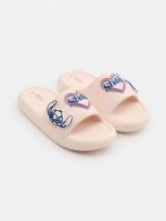 Klapki z aplikacjami 3D Stitch - beżowy. Brązowe klapki damskie Sinsay, z aplikacjami, sportowe, bez obcasa, bez zapięcia. Za 25.99 zł.