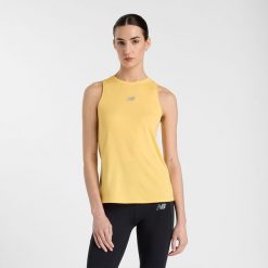 Koszulka damska New Balance WT51252CEE – żółta. Żółte bluzki damskie New Balance, m, bez wzorów, z materiału, eleganckie, bez kołnierzyka, bez ramiączek. Za 129.99 zł.