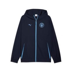 Kurtka dresowa Manchester City Woven 2025/26. Niebieskie kurtki męskie Puma, bez wzorów, z dresówki, sportowe, bez kaptura. Za 257.50 zł.