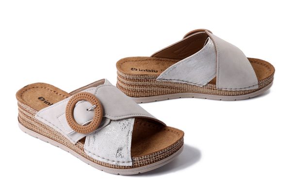 INBLU RV-12 002 beżowy, klapki damskie. Brązowe klapki damskie Inblu, na lato, bez wzorów, bez obcasa, na koturnie, bez zapięcia. Za 107.90 zł.