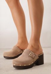 Ciemnobeżowe Klapki Chodaki na Słupku z Imitacji Drewna Zdobione Nitami i Sprzączką Salona. Brązowe klapki damskie Born2be, na lato, z aplikacjami, boho, bez obcasa, na obcasie, bez zapięcia. Za 99.99 zł.